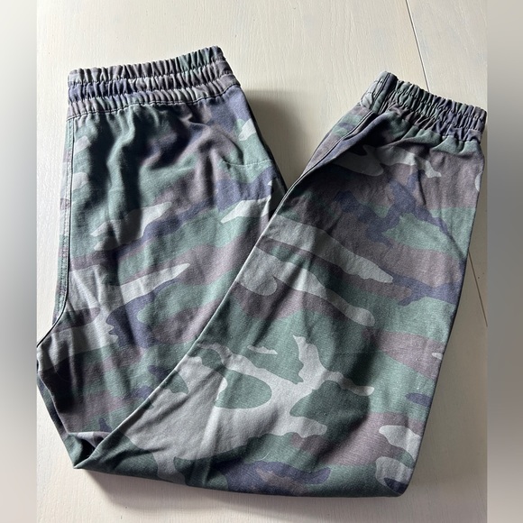 TNA by Aritzia Camo Joggers size Medium - Picture 4 of 8